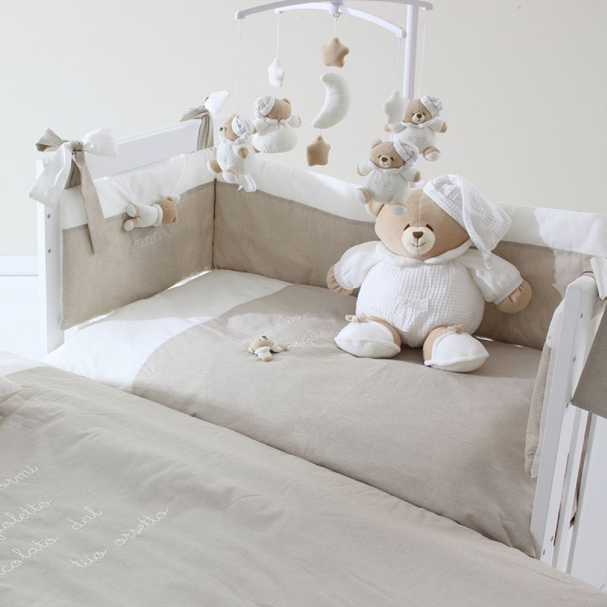 Set lenjerie pentru pat Co-Sleeping Tato, bej/crem, cu protectii si pilota