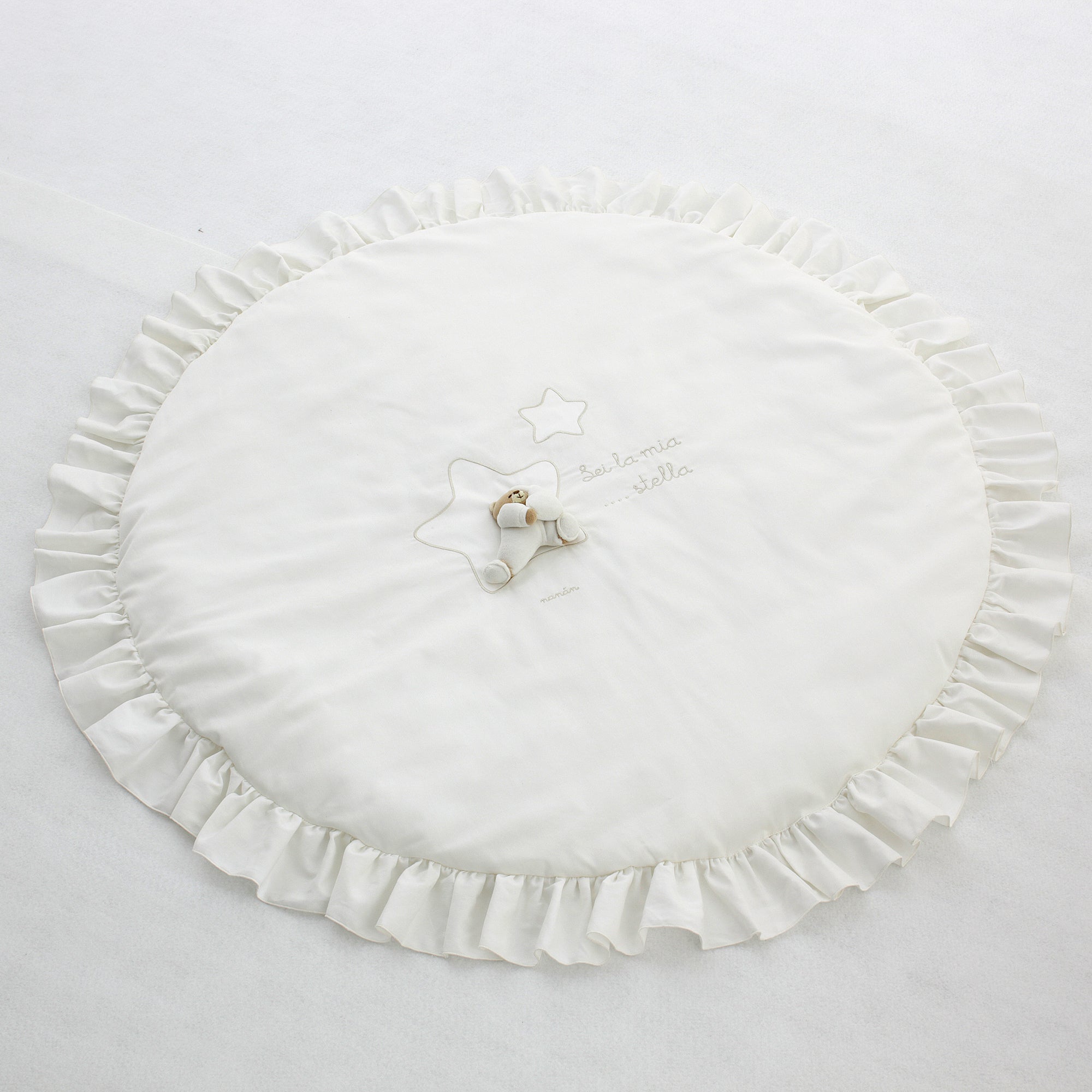 Covor de joaca Tato rotund, alb cu volanase si ursulet, 100cm
