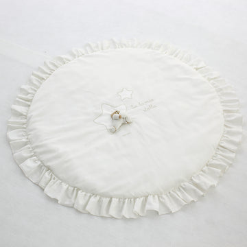 Covor de joaca Tato rotund, alb cu volanase si ursulet, 100cm