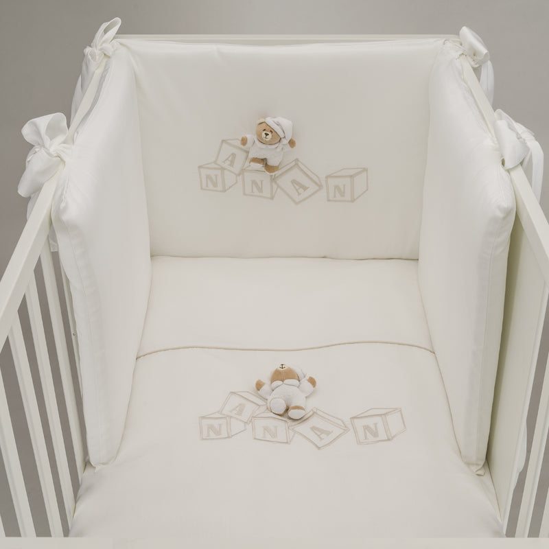 Set lenjerie pat bebelusi Dadini 4 piese, alb, cu broderie si ursulet Tato