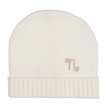 Caciula alba din tricot cu broderie „n”