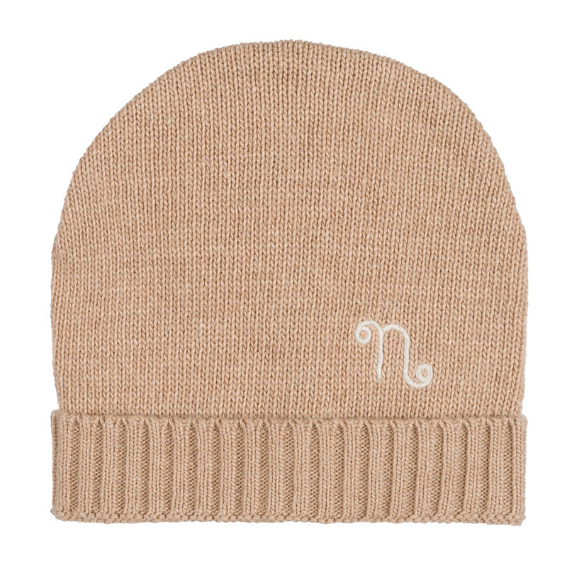 Caciula bej din tricot cu broderie „n”
