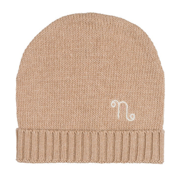 Caciula bej din tricot cu broderie „n”