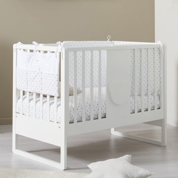Pat DADINI alb din lemn MDF 130x70 cm decorat cu ursulet Tato, cu grilaj si panou lateral reglabil