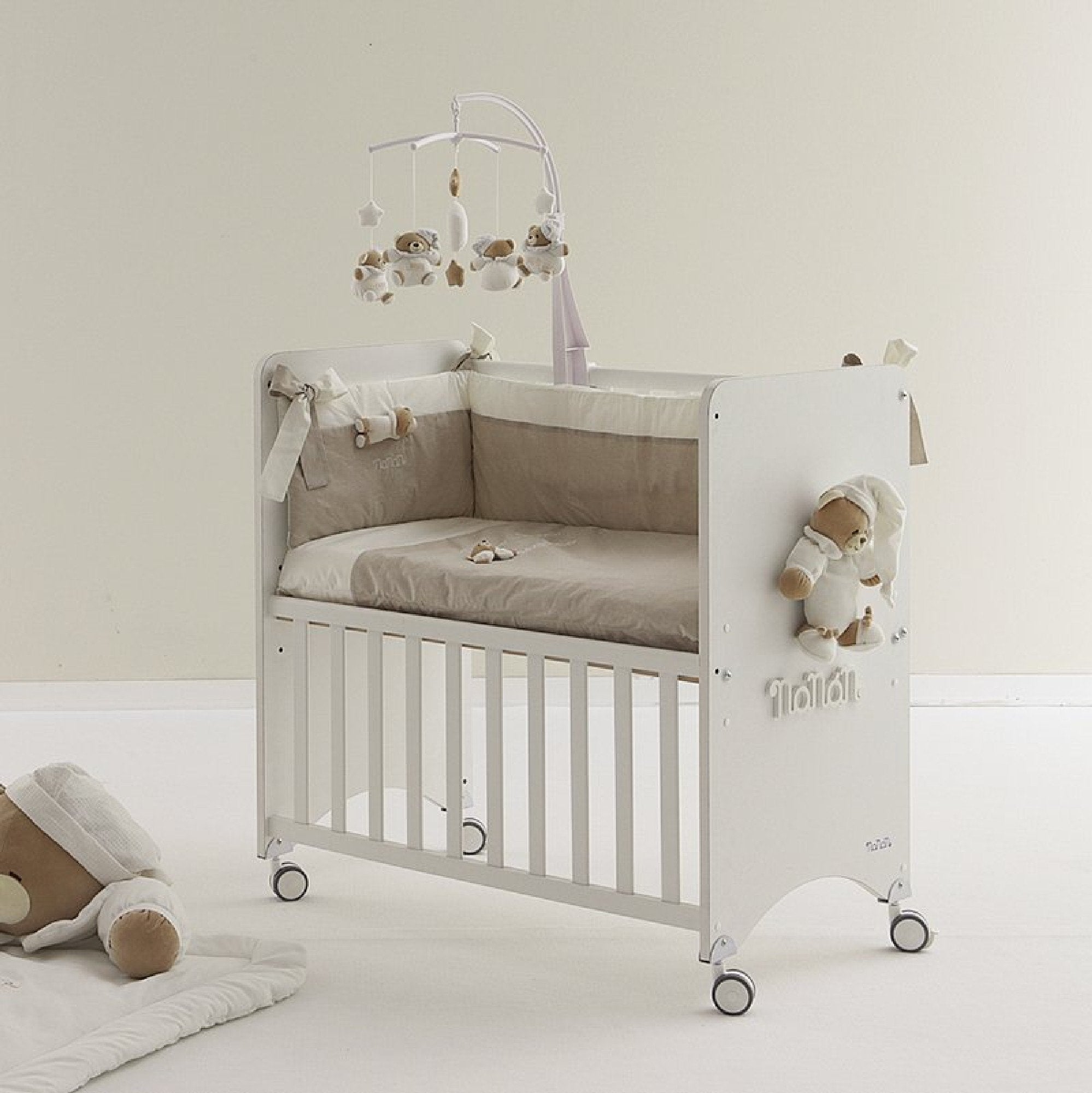Pat co-sleeping Puccio cu saltea, lemn MDF, ursulet decorativ roz, 94x52x88 cm