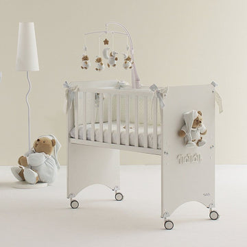Pat co-sleeping Puccio cu saltea, lemn MDF, ursulet decorativ bleu, 94x52x88 cm