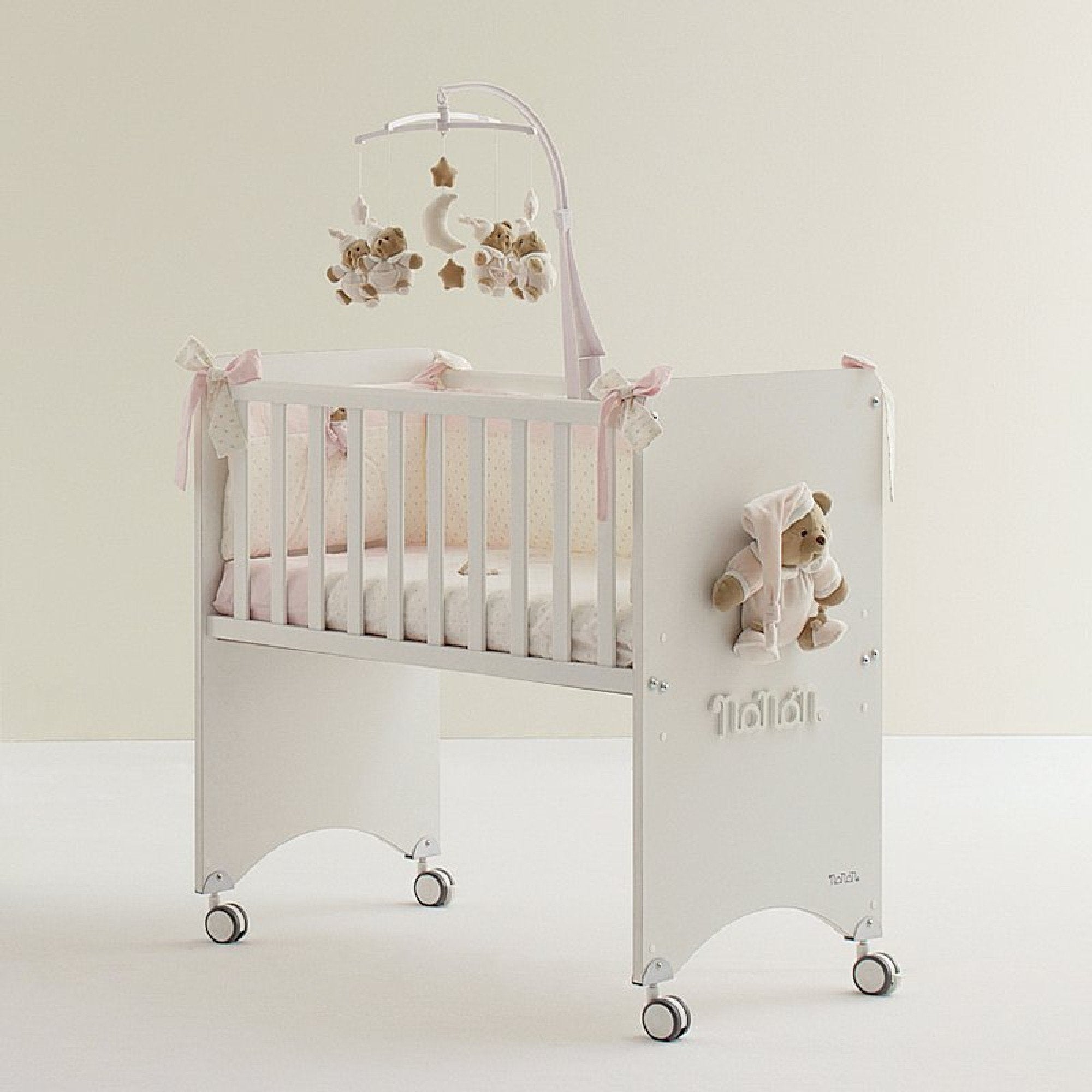 Pat co-sleeping Puccio cu saltea, lemn MDF, ursulet decorativ roz, 94x52x88 cm