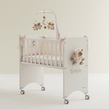Pat co-sleeping Puccio cu saltea, lemn MDF, ursulet decorativ roz, 94x52x88 cm